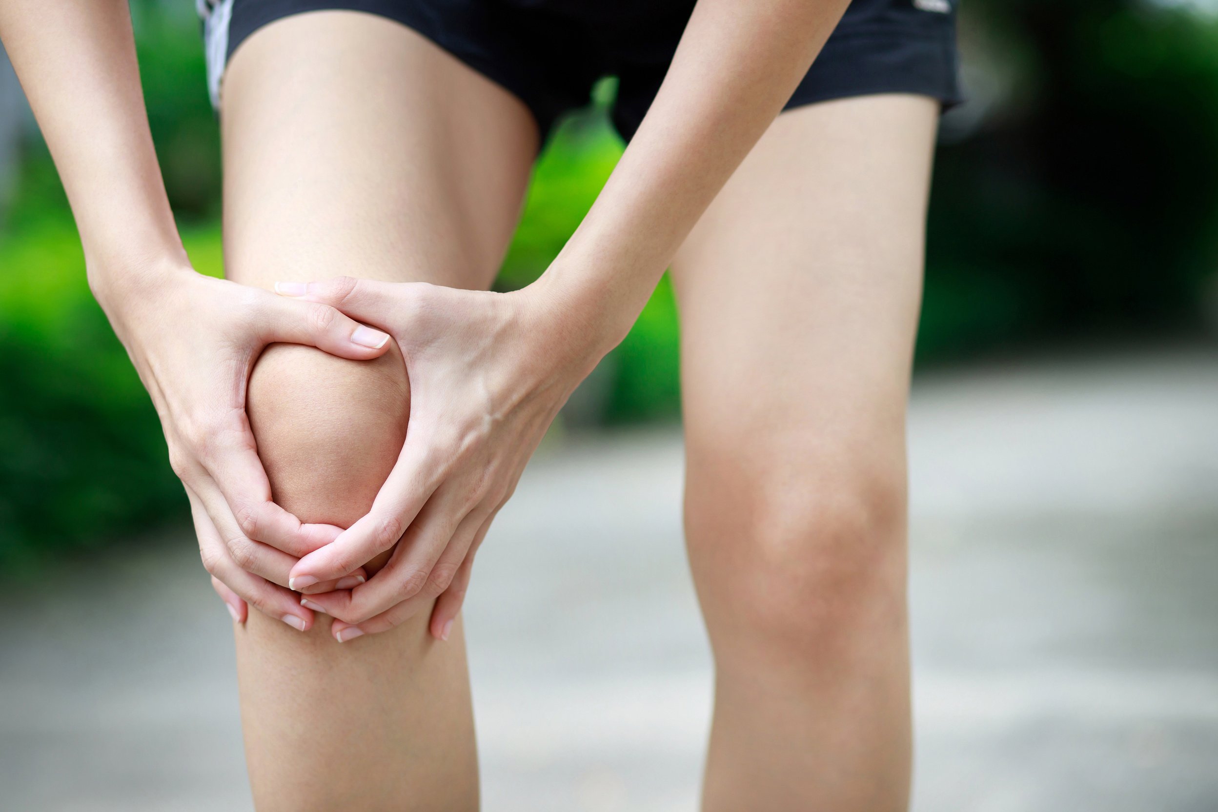 Runner Experiencing Knee Pain 